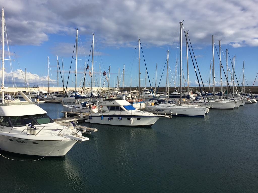Puerto Calero Boat Hotel Екстериор снимка